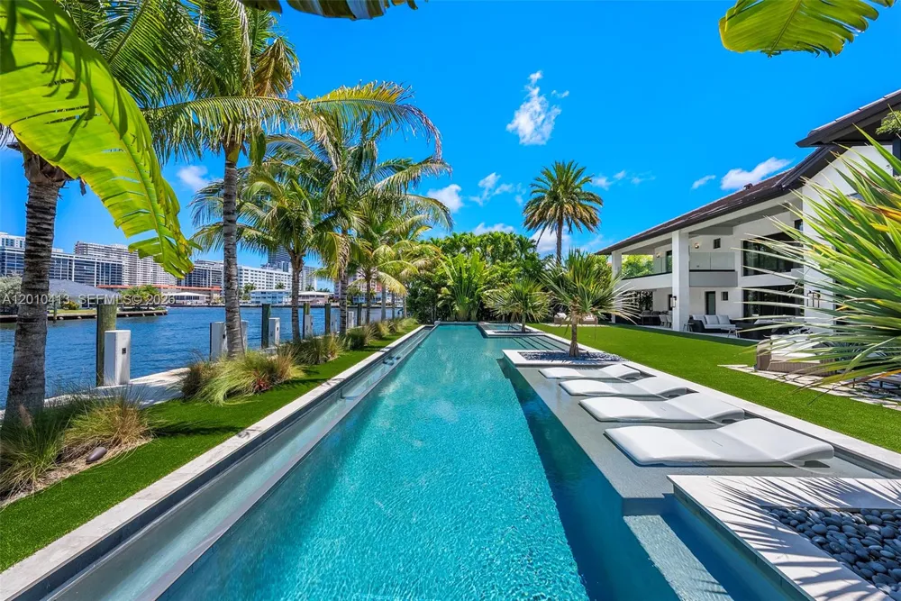 110 Holiday Dr Hallandale Beach, FL 33009