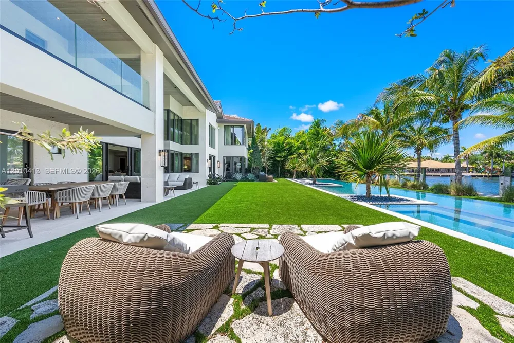 110 Holiday Dr Hallandale Beach, FL 33009