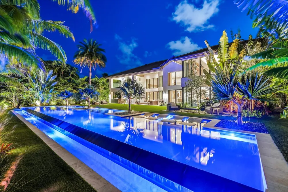 110 Holiday Dr Hallandale Beach, FL 33009