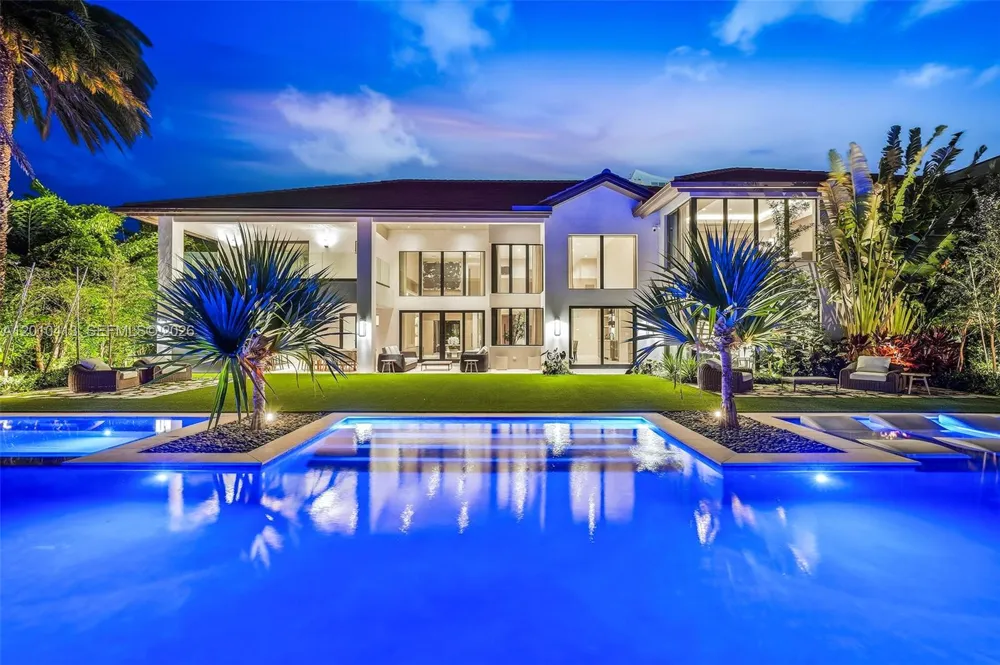 110 Holiday Dr Hallandale Beach, FL 33009