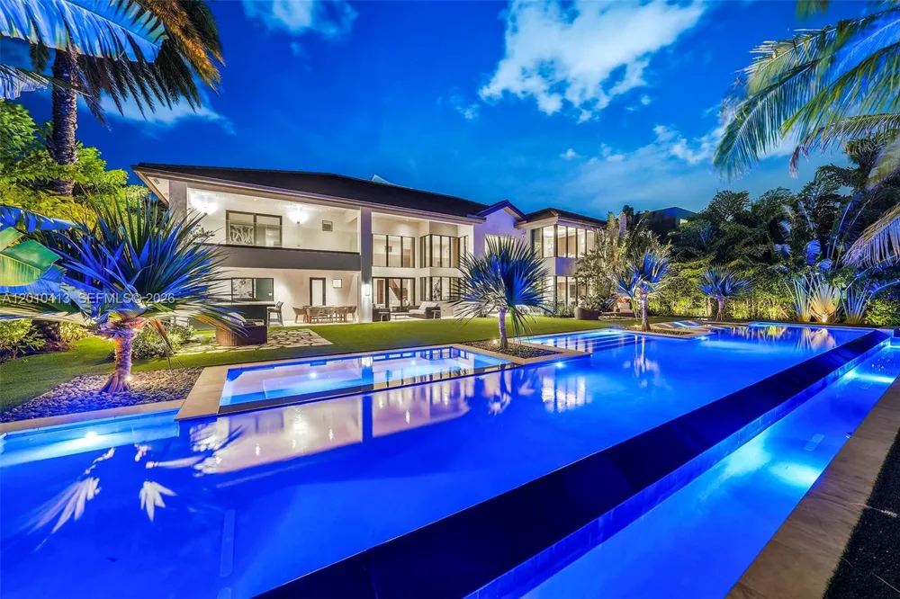 110 Holiday Dr Hallandale Beach, FL 33009