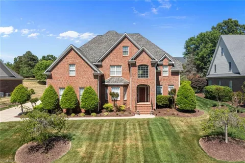 736 Meadowood Drive