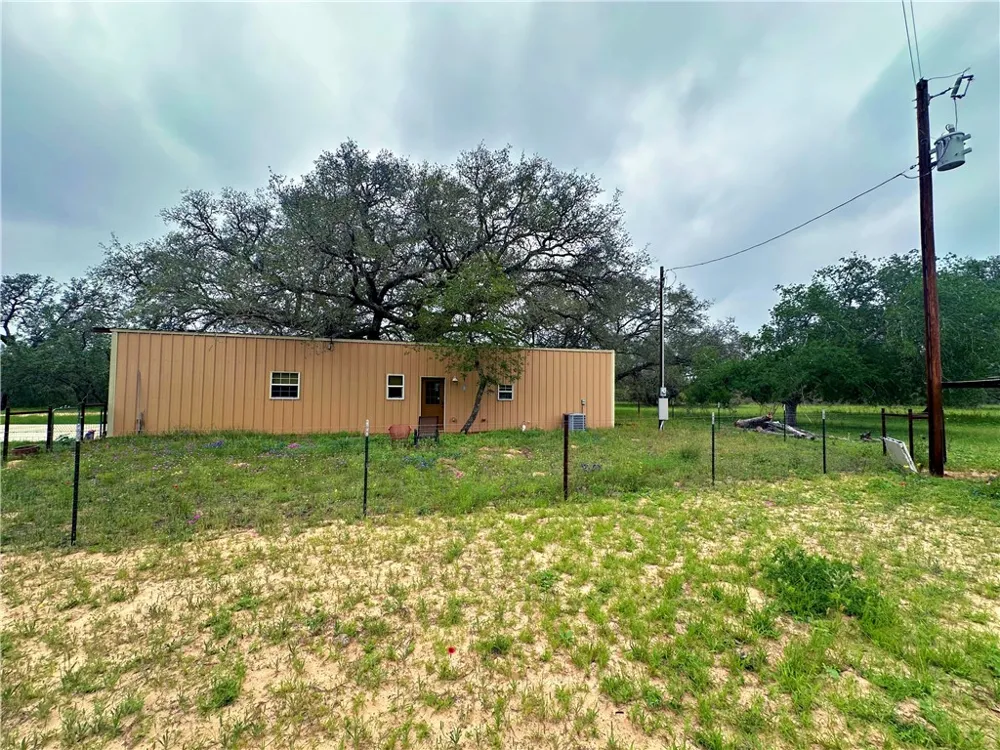 586 Jenschke Ln Poteet, TX 78065