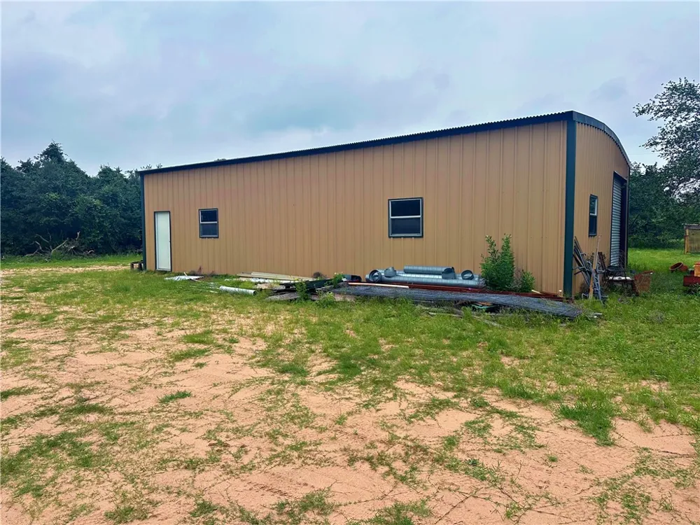 586 Jenschke Ln Poteet, TX 78065