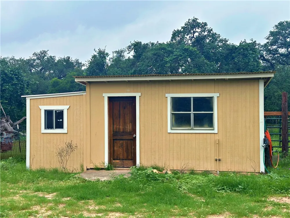 586 Jenschke Ln Poteet, TX 78065