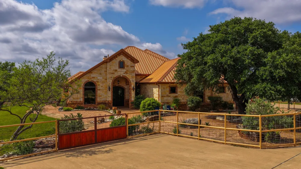 587 County Road 105 Hamilton, TX 76531