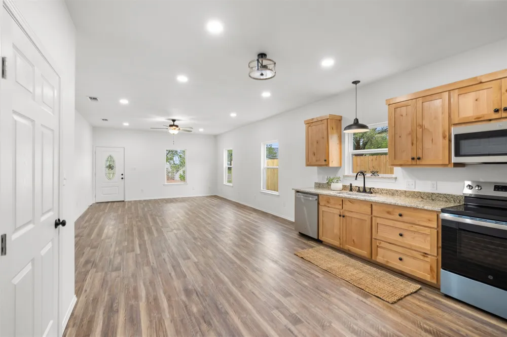 1110 Caldwell Lexington, TX 78947