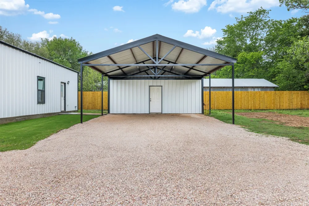 1110 Caldwell Lexington, TX 78947