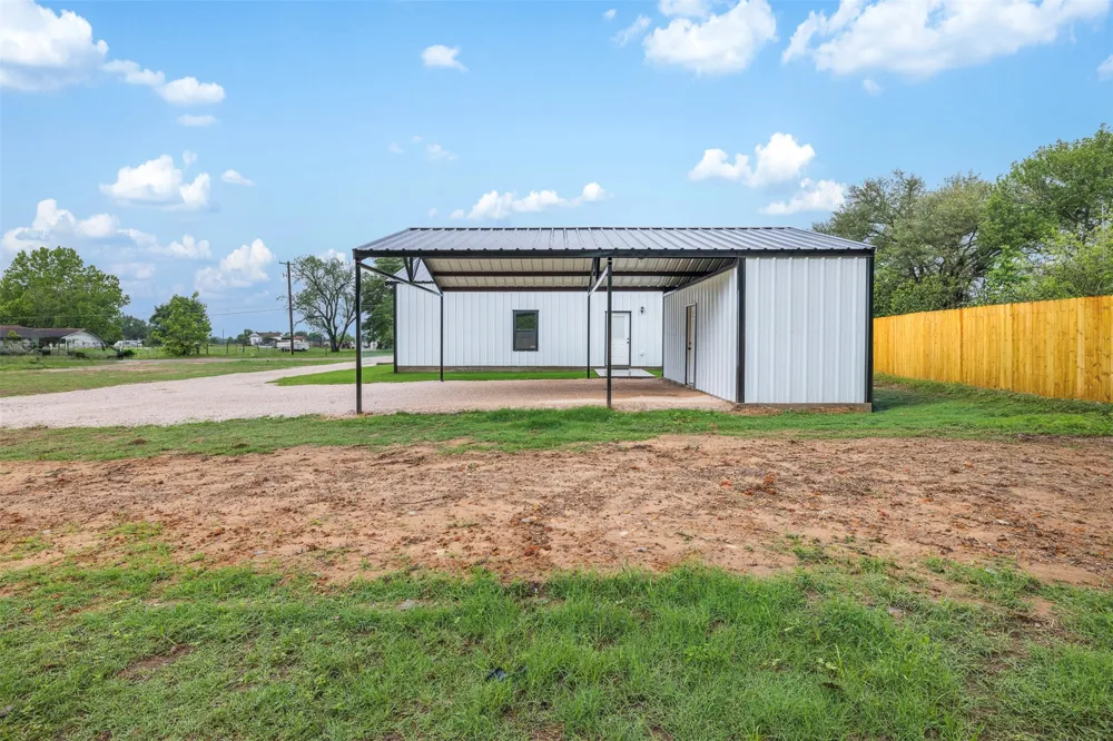 1110 Caldwell Lexington, TX 78947