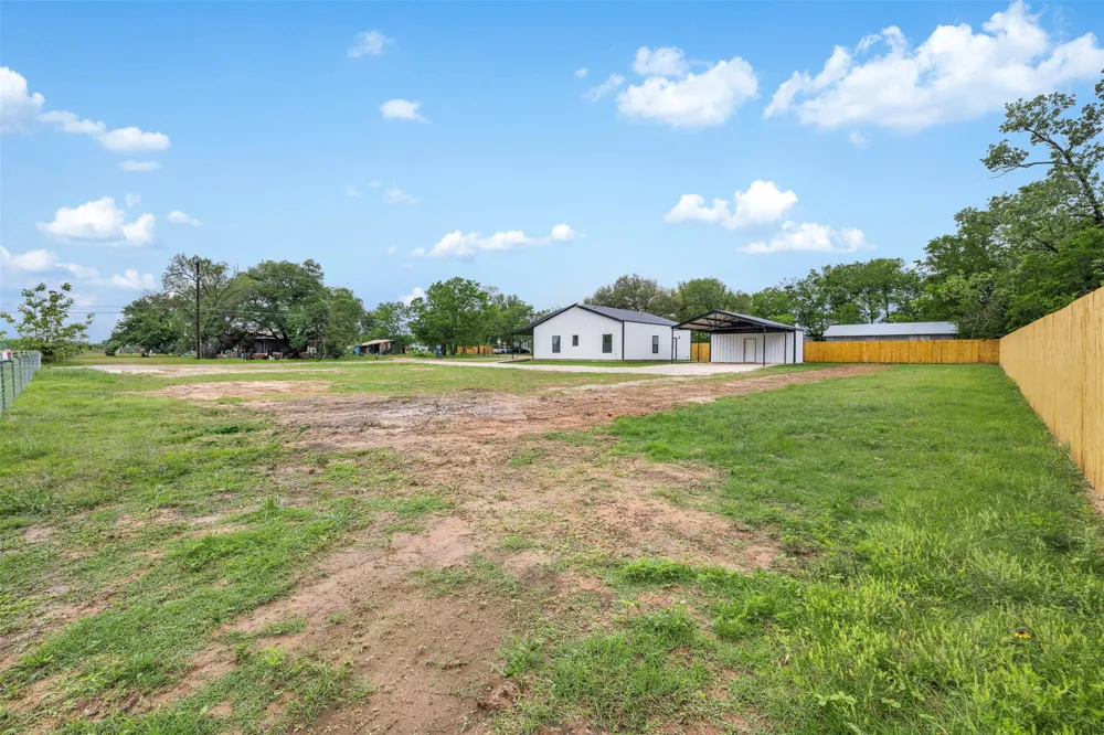 1110 Caldwell Lexington, TX 78947
