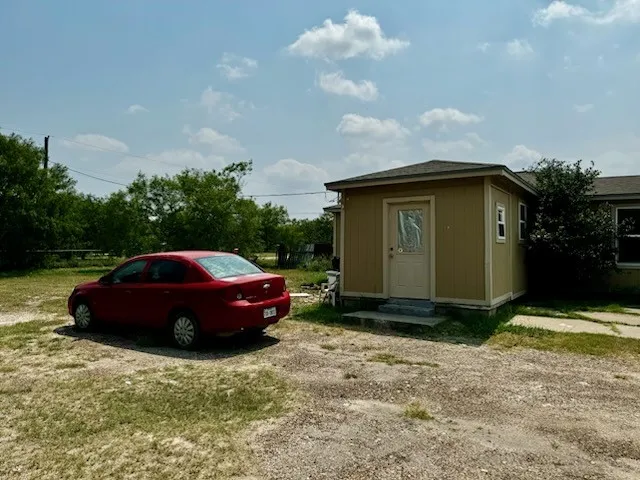 176 W D AVENUE Kingsville, TX 78363