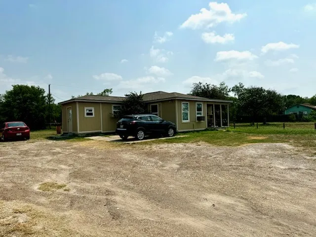 176 W D AVENUE Kingsville, TX 78363