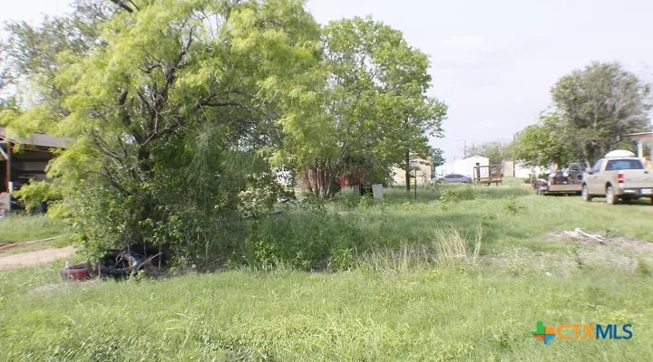 812 NE 4th Street Waelder, TX 78959