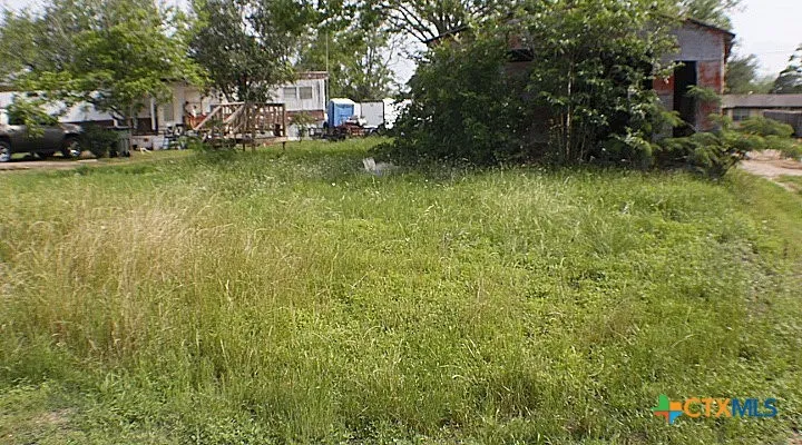812 NE 4th Street Waelder, TX 78959