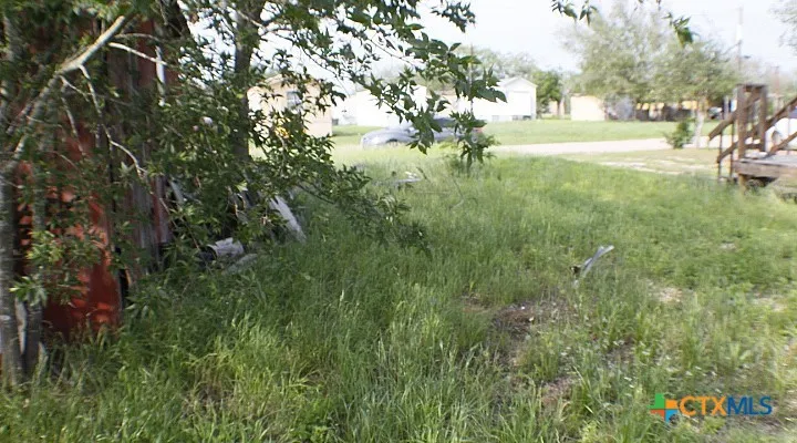 812 NE 4th Street Waelder, TX 78959