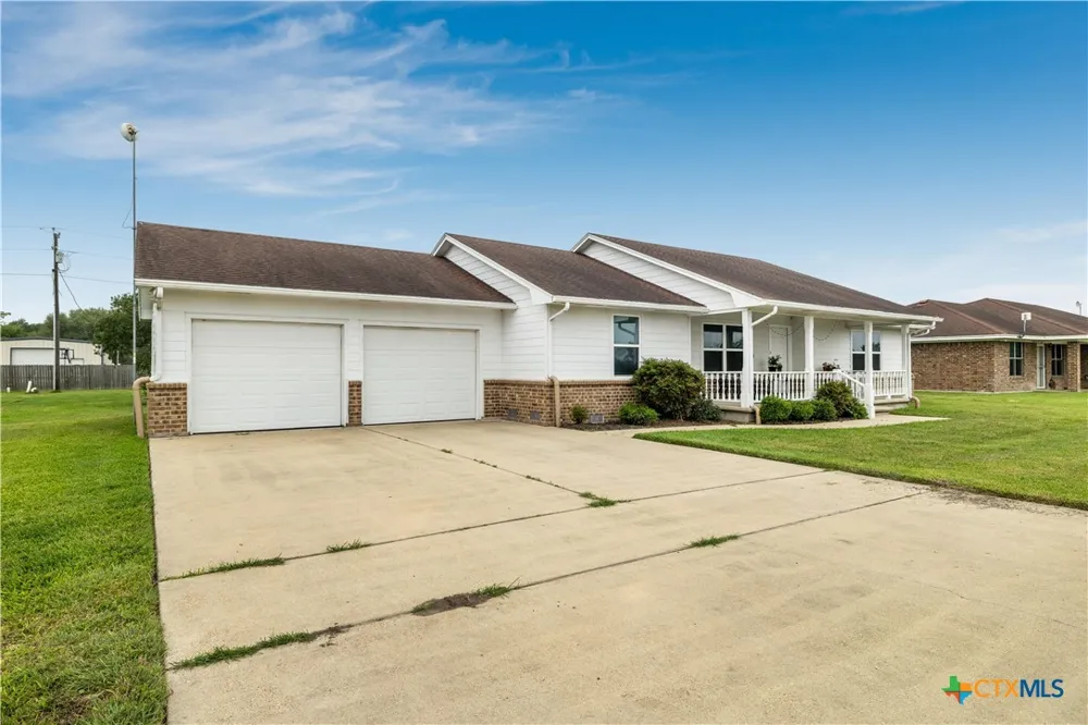 394 Navidad Vanderbilt, TX 77991