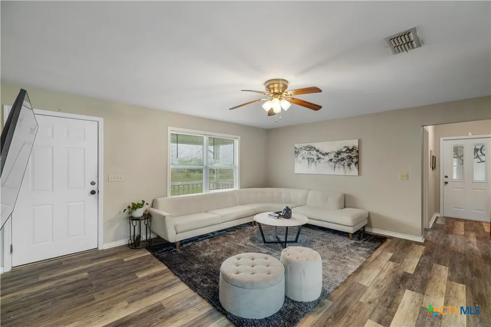 394 Navidad Vanderbilt, TX 77991