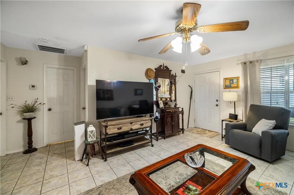 394 Navidad Vanderbilt, TX 77991