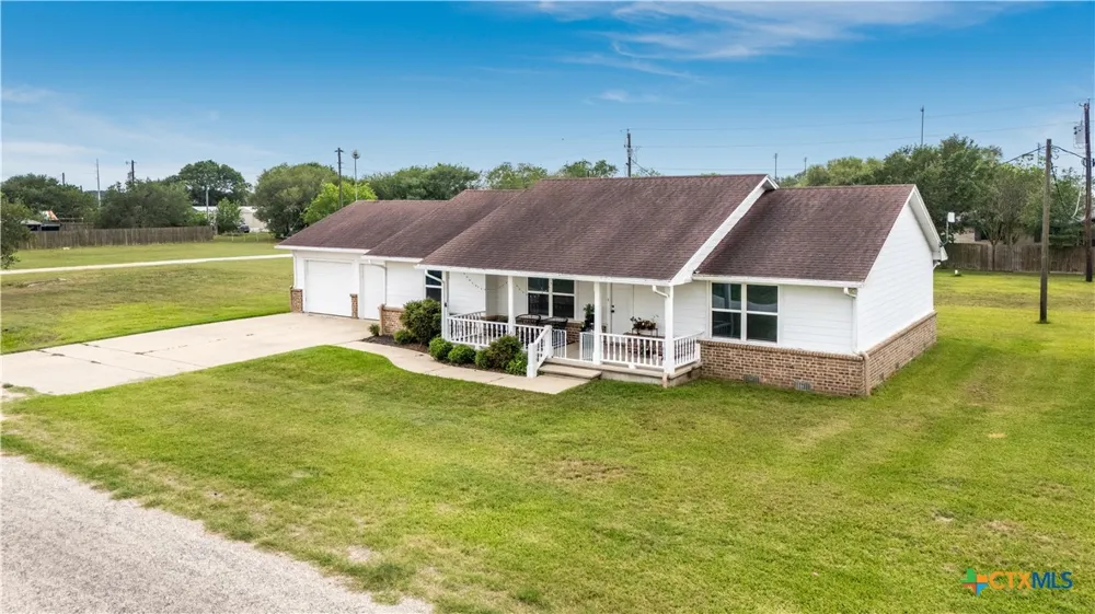 394 Navidad Vanderbilt, TX 77991