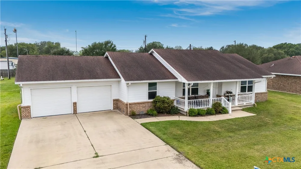 394 Navidad Vanderbilt, TX 77991