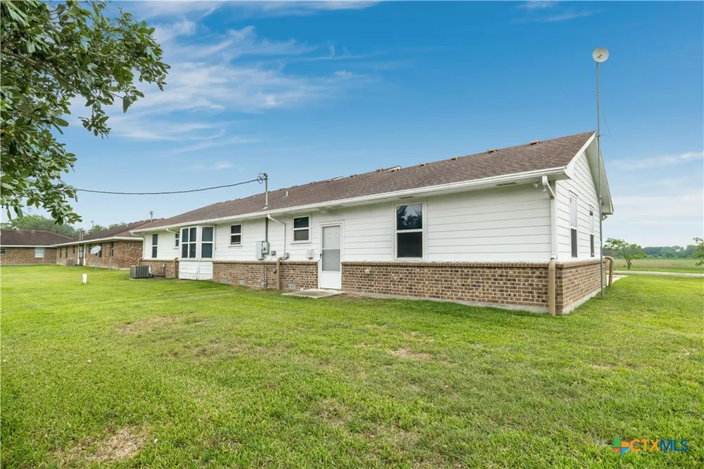 394 Navidad Vanderbilt, TX 77991