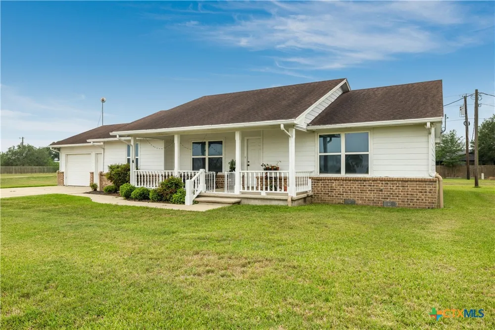 394 Navidad Vanderbilt, TX 77991