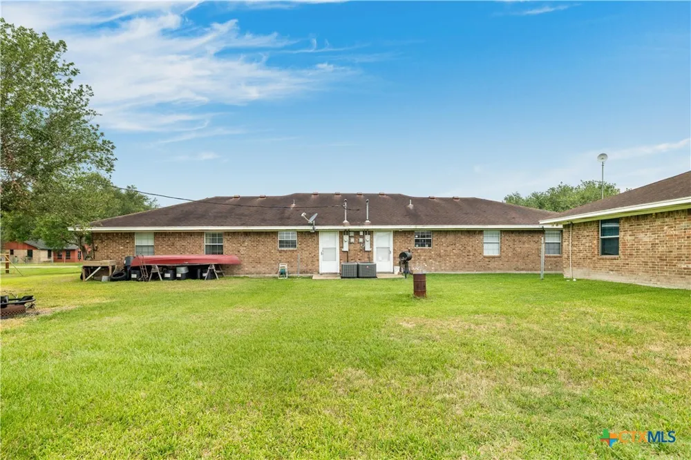 123 6th Street Vanderbilt, TX 77991