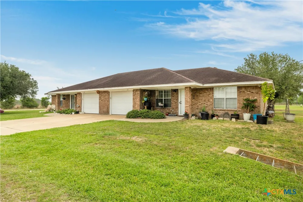 123 6th Street Vanderbilt, TX 77991