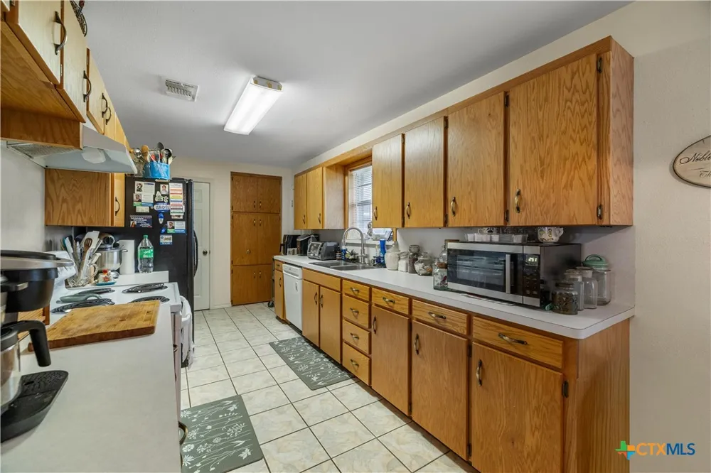 123 6th Street Vanderbilt, TX 77991