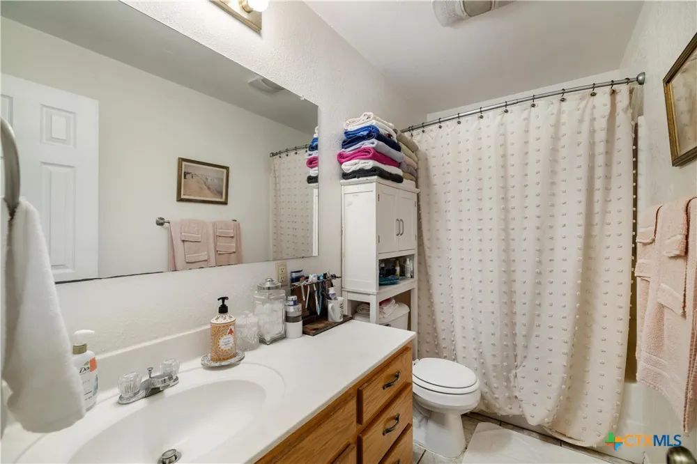 123 6th Street Vanderbilt, TX 77991