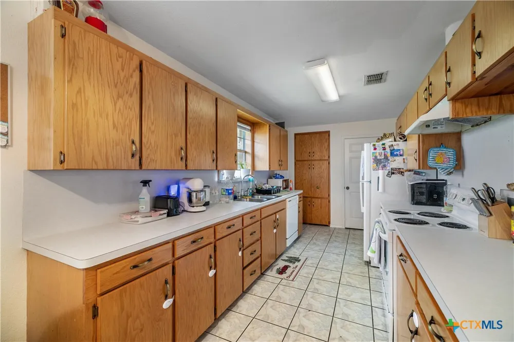 123 6th Street Vanderbilt, TX 77991