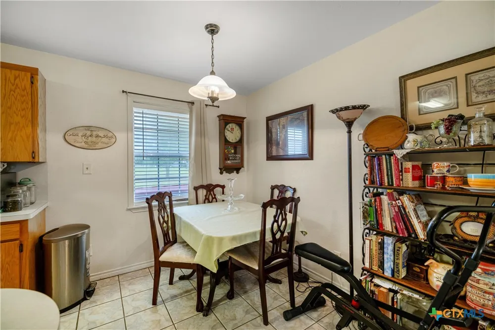 123 6th Street Vanderbilt, TX 77991