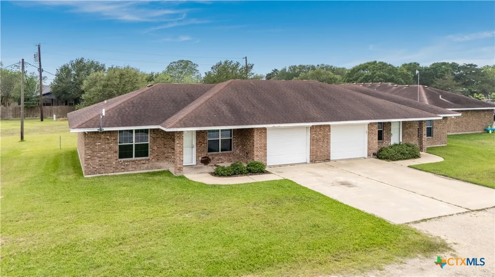 374 Navidad Vanderbilt, TX 77991