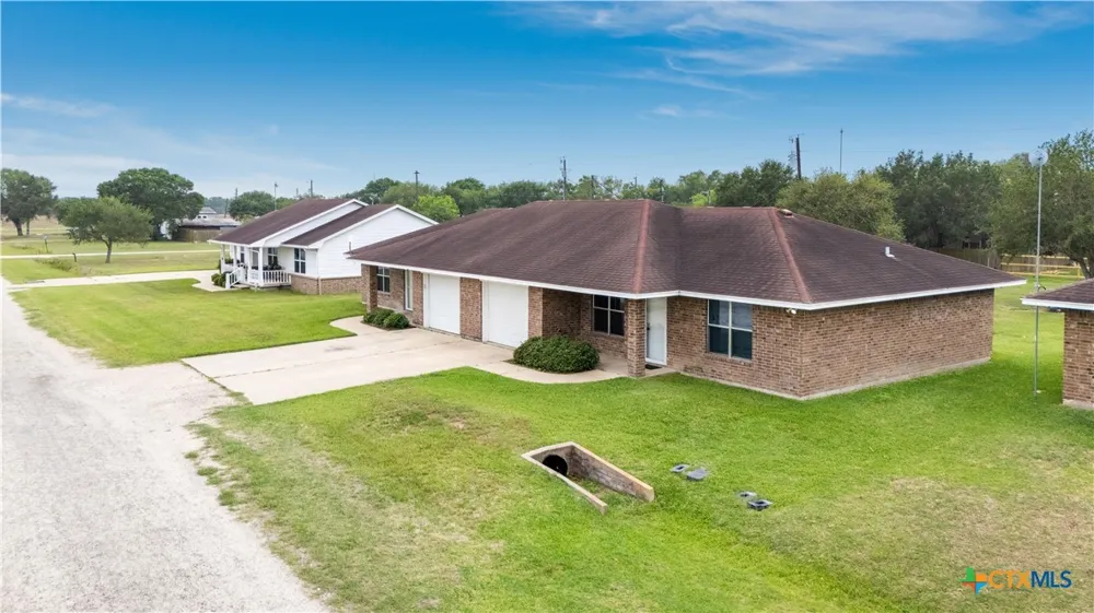 374 Navidad Vanderbilt, TX 77991