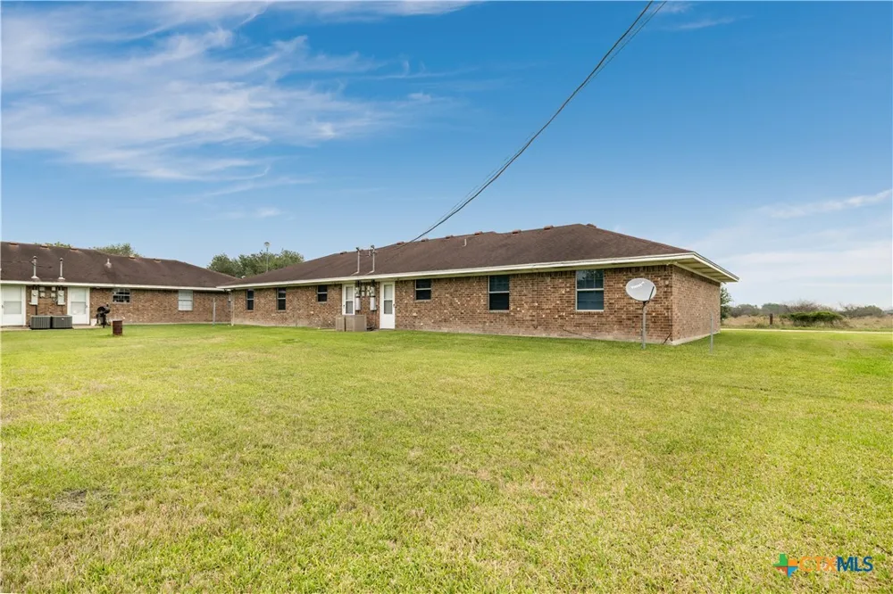 374 Navidad Vanderbilt, TX 77991