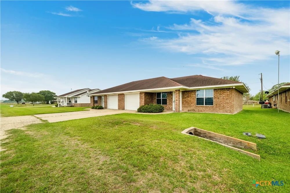 374 Navidad Vanderbilt, TX 77991