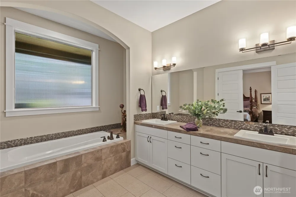 31209 218th Place SE Black Diamond, WA 98010