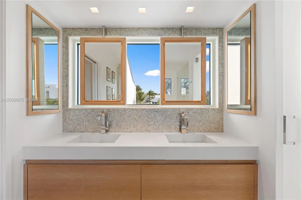 120 Knollwood Dr Key Biscayne, FL 33149
