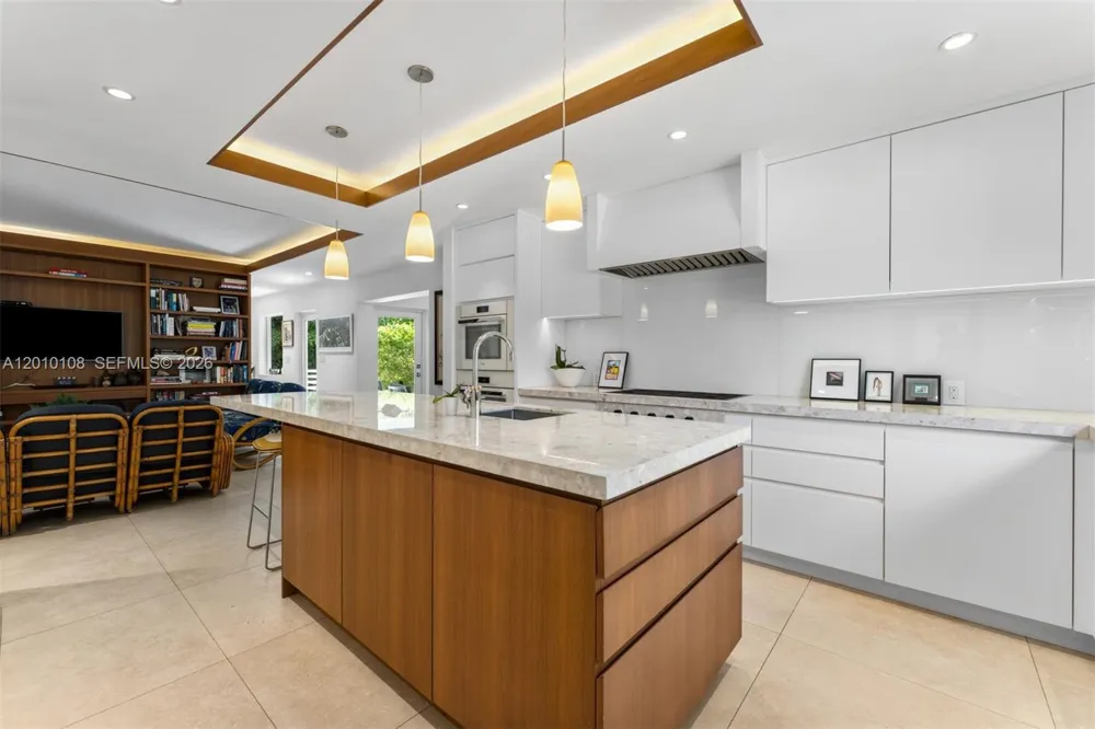 690 Warren Ln Key Biscayne, FL 33149