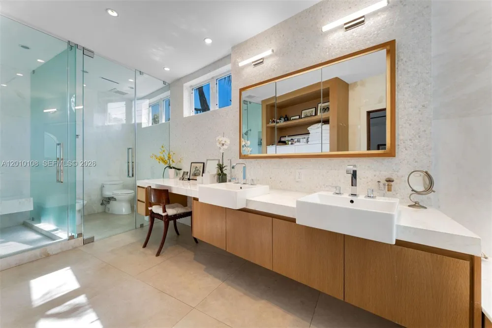 690 Warren Ln Key Biscayne, FL 33149
