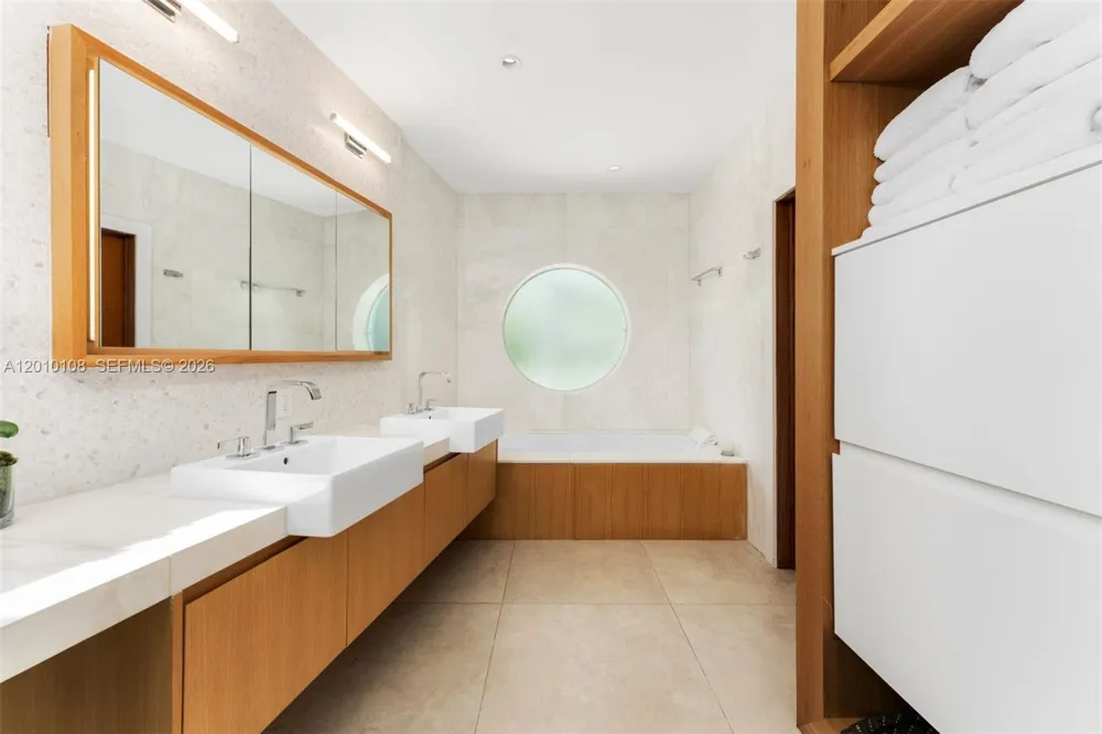 690 Warren Ln Key Biscayne, FL 33149