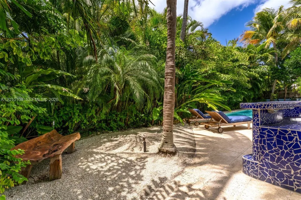 690 Warren Ln Key Biscayne, FL 33149