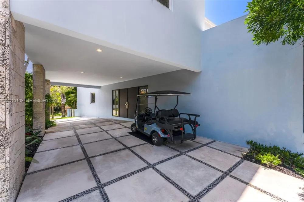 690 Warren Ln Key Biscayne, FL 33149