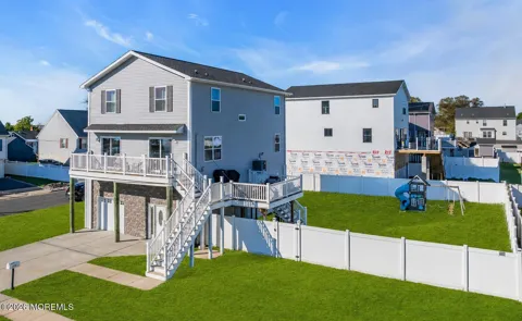 607 Bay Avenue