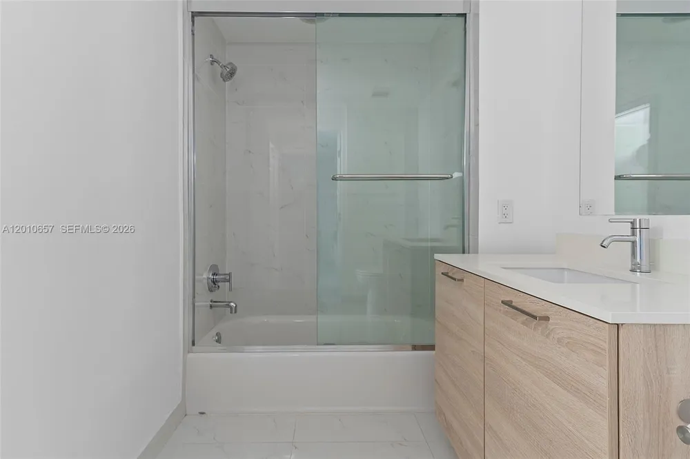 16385 Biscayne Blvd #717 North Miami Beach, FL 33160