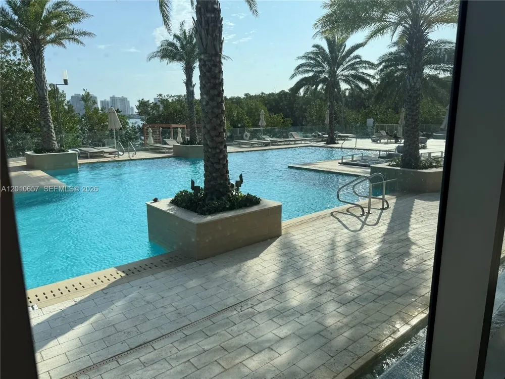 16385 Biscayne Blvd #717 North Miami Beach, FL 33160