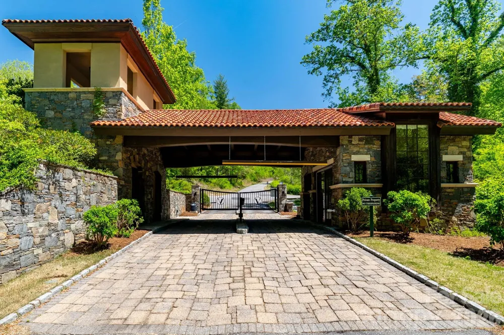33 Bent Branch Lane Asheville, NC 28804