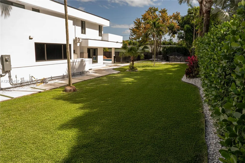 10475 SW 72nd Ave Pinecrest, FL 33156