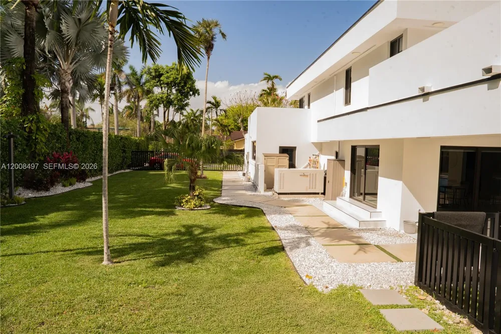 10475 SW 72nd Ave Pinecrest, FL 33156