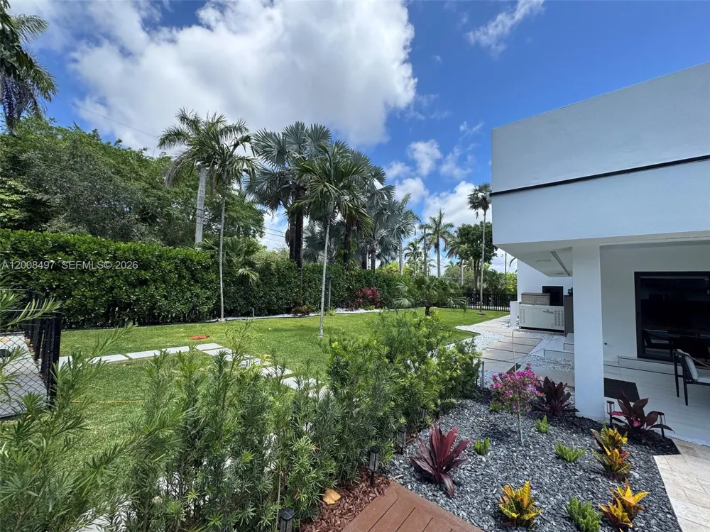 10475 SW 72nd Ave Pinecrest, FL 33156
